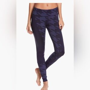 ALO Yoga Accelerate Leggings in Navy and Black. Size XS.